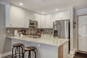 Fridge, microwave, oven, stovetop - Beautiful Property/Stunning Views/Walk to the Slopes/Shared Hot Tub (Keystone)