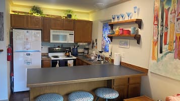 KĂŒhlschrank, Mikrowelle, Ofen, Herdplatte