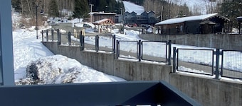 Alyeska Base View StudiolÀgenhet; Location Location! Parkera och gÄ till allt.