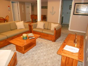 Una Smart TV, un reproductor de DVD, un futbolín, libros