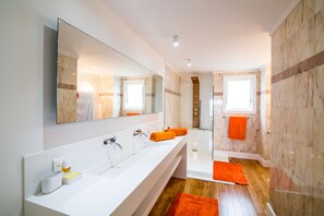 Dusche, Haartrockner, Handtücher, Seife