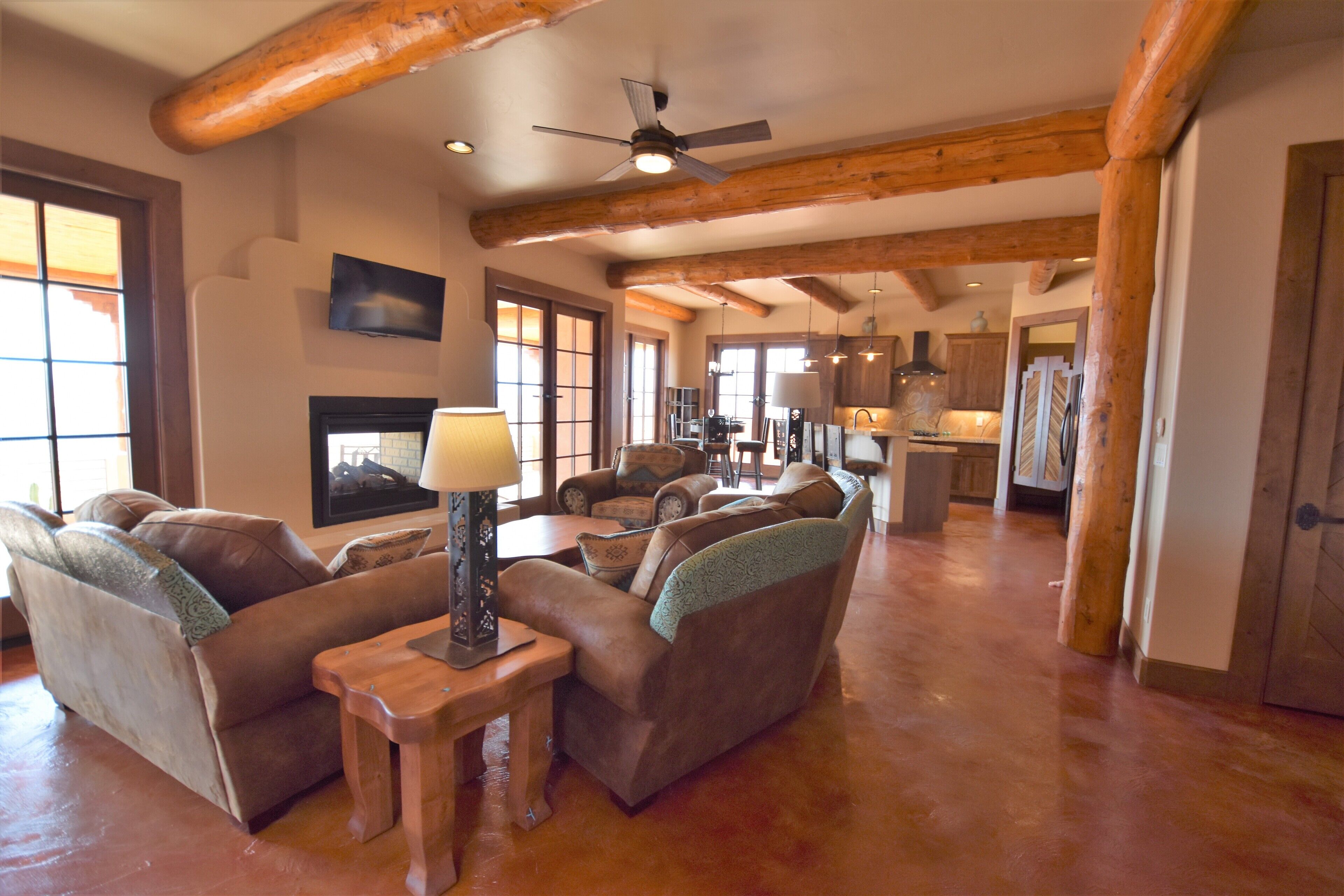 Een smart-tv, een open haard, een dvd-speler en boeken