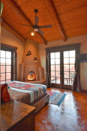3 habitaciones, escritorio y tabla de planchar con plancha