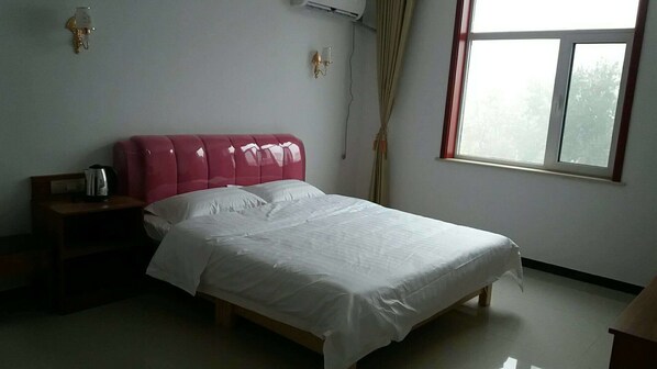 Schreibtisch, Verdunkelungsvorhänge, kostenloses WLAN, Bettwäsche