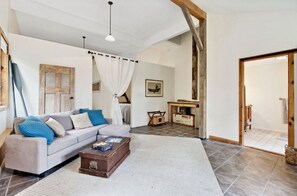 Smart TV, video games, Netflix, DVD player - Quintessential Maine Oceanfront home (Bremen)