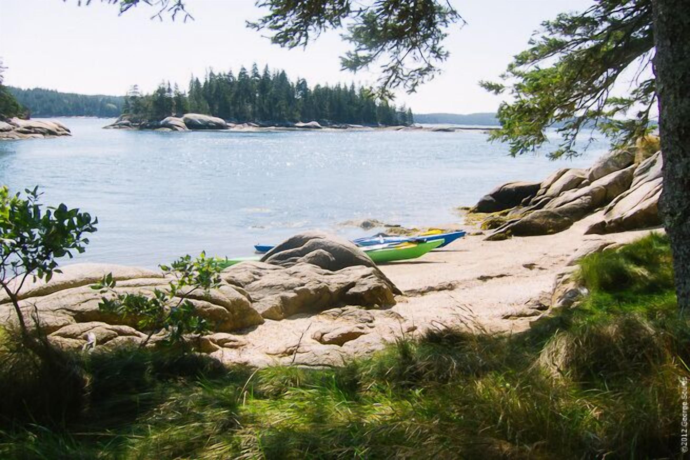 Rannalla, rantapyyhkeitä