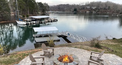 Beautiful Home on Lake Keowee- Deep Water Dock- 4bd/4ba -Close to Clemson