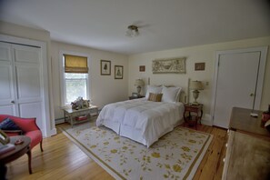 6 bedrooms, iron/ironing board, travel cot, WiFi