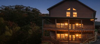 Luxury 5 King Suites, 5 Bath Log Cabin Close to Town & Trolley