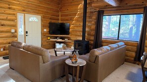 Téléviseur connecté, table de baby-foot, livres, bureau