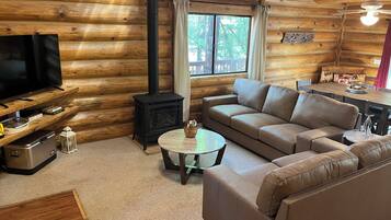 Smart-TV, Tischfußball, Bücher, Arbeitsbereiche