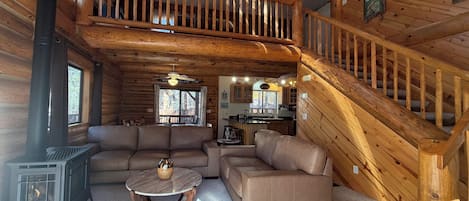 Smart-TV, fotballspill, bøker og kontorer