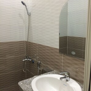 Douche, articles de toilette (gratuits), séchoir à cheveux, pantoufles