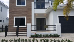 Exterior detail - 3 Bedroom Modern Home (Fort Lauderdale)