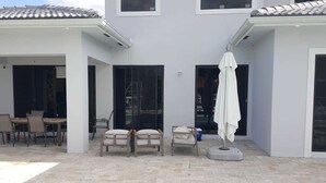 Outdoor pool - 3 Bedroom Modern Home (Fort Lauderdale)