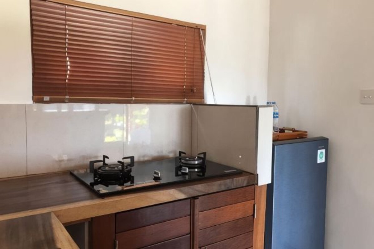 Tủ lạnh, bếp nấu, ấm điện, dụng cụ nấu n ướng/bát dĩa/dao nĩa 