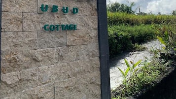 Pintu masuk properti