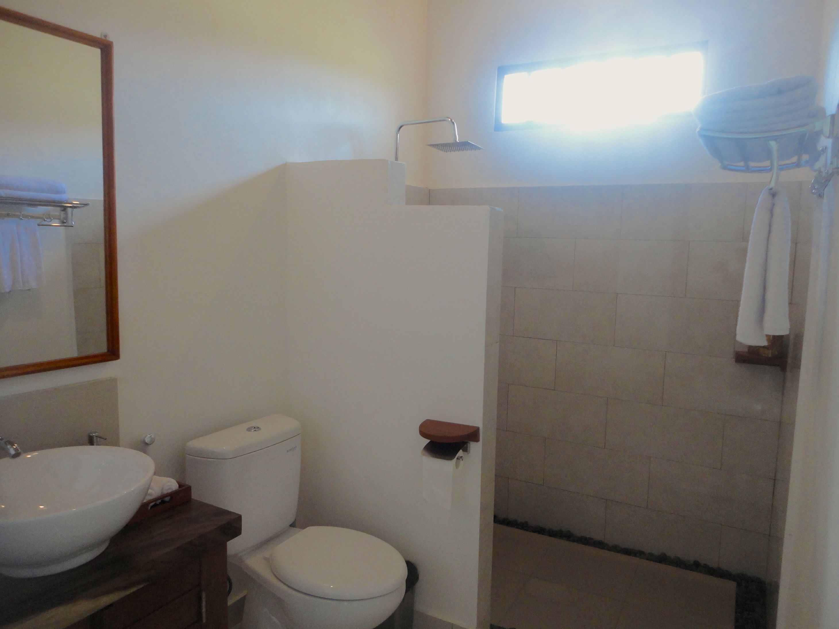 Ein Badezimmer mit Waschbecken, Toilette und Dusche.