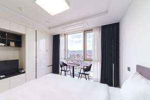 Individuelt dekorert, skrivebord for bærbar PC og blendingsgardiner