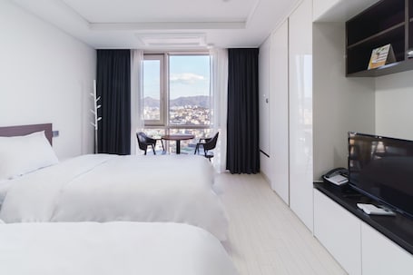 Standard szoba kĂ©t kĂŒlön ĂĄggyal, 2 egyszemĂ©lyes ĂĄgy | Egyedi dekorĂĄciĂł Ă©s laptophoz jĂłl hasznĂĄlhatĂł munkafelĂŒlet