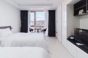 Standard tvÄbÀddsrum - 2 enkelsÀngar | Individuell inredning, arbetsyta för laptop och mörklÀggningsgardiner