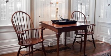 Tabla de planchar con plancha, wifi gratis y ropa de cama