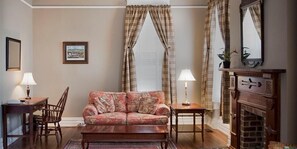 Quarto, 1 cama King | Ferros/tábuas de passar roupa, Wi-Fi de cortesia, roupa de cama