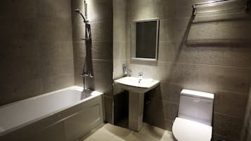 Standard Room | Bathroom | Combined shower/bathtub, deep-soaking bathtub, free toiletries