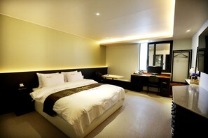 Superior Room | Blackout drapes, soundproofing, free WiFi, bed sheets - Two Heart Hotel (Daegu)