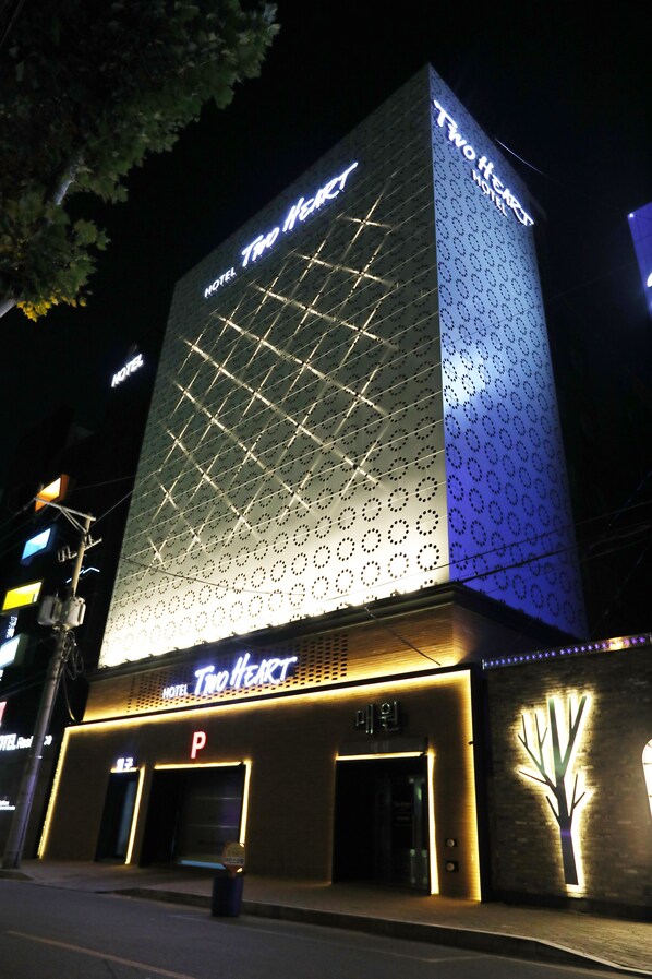 Front of property – evening/night - Two Heart Hotel (Daegu)
