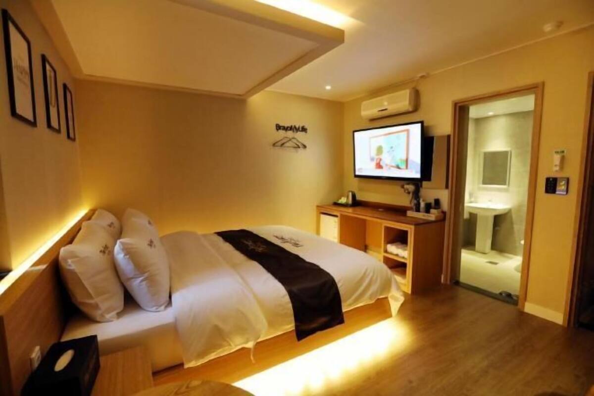 Blackout drapes, soundproofing, WiFi (free), bed sheets