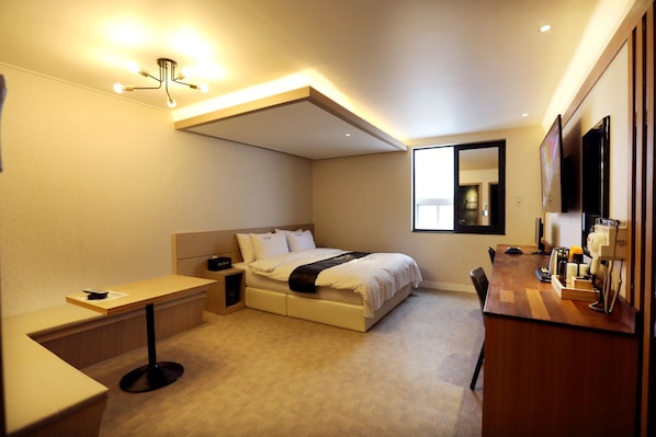 ستائر تعتيم وتجهيزات عازلة للصوت وواي فاي مجانًا وملاءات أسرّة