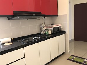 Microwave, stovetop, electric kettle, cookware/dishes/utensils