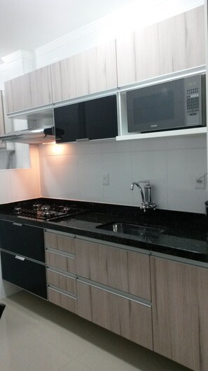 Geladeira, micro-ondas, cooktop, liquidificador