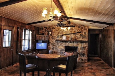 Multi-Family opportunity New Guest House ,Pool, Hot Tub, Full camp Hook-ups,