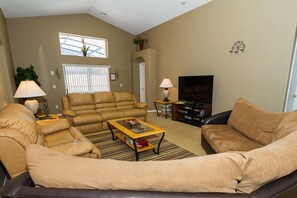 Een smart-tv, een dvd-speler, boeken en een filmbibliotheek