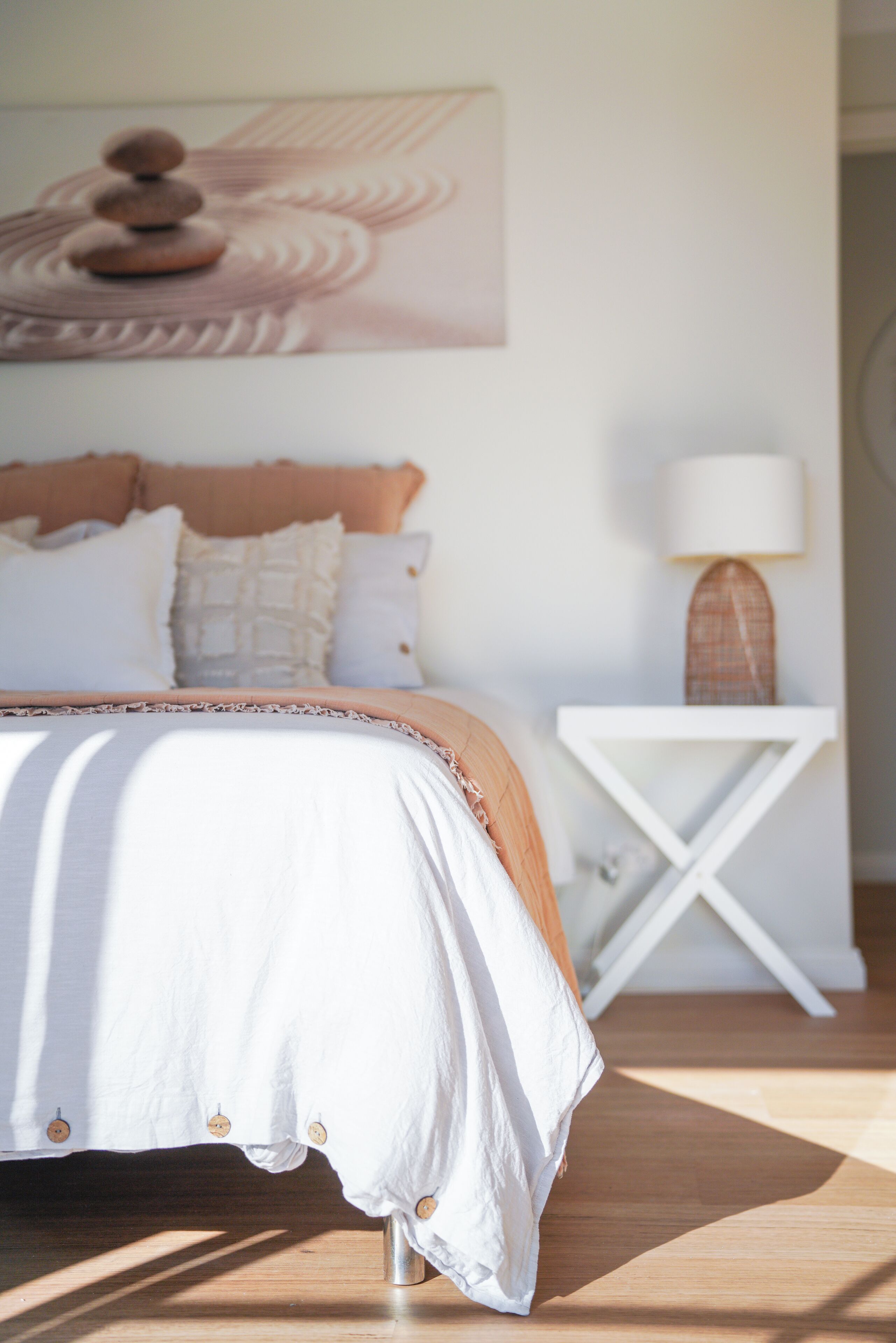 2 habitaciones, escritorio y tabla de planchar con plancha 