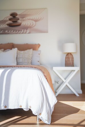 2 habitaciones, escritorio y tabla de planchar con plancha