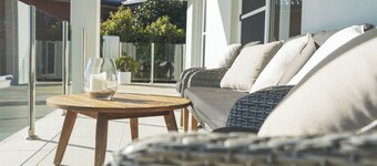 Cosy 2 Bedroom Villa with super comfortable KING BEDS & luxury linen. Near Beach