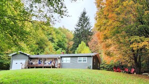 Une maison à deux étages avec un porche et un garage.