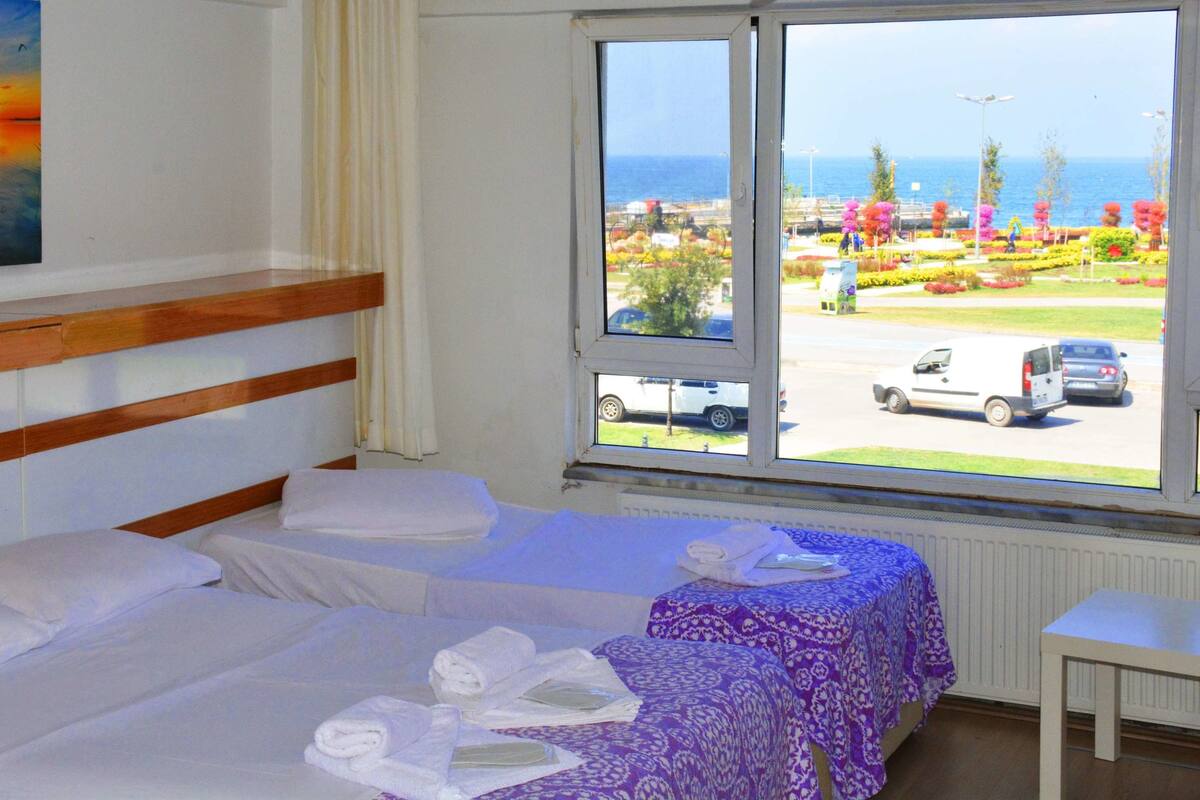 Cortinas blackout, wifi gratis y ropa de cama