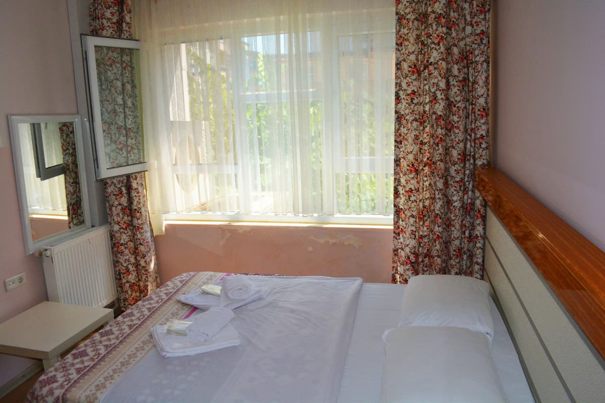 Habitación doble económica | Cortinas blackout, wifi gratis y ropa de cama