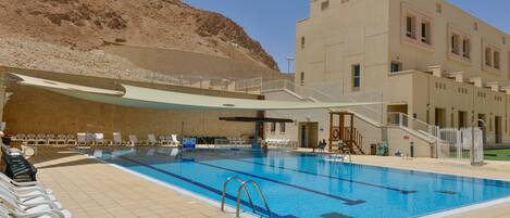 En säsongsöppen utomhuspool