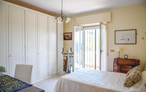 2 bedrooms, travel crib, free WiFi, bed sheets