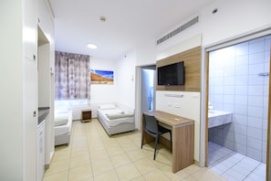 Minibar, desk, blackout drapes, free cribs/infant beds - HI Eilat Hostel (Eilat)