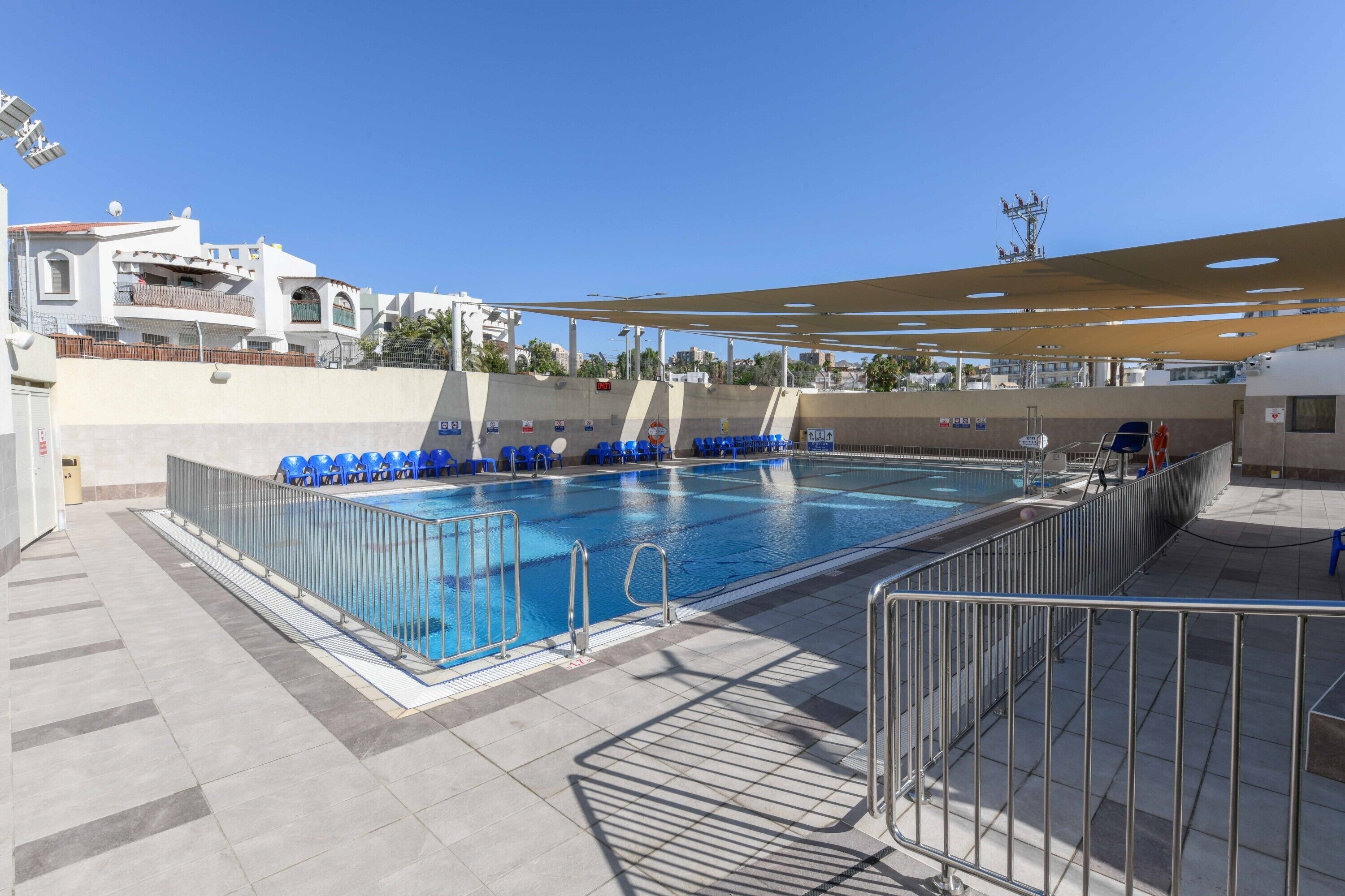Una piscina al aire libre de temporada