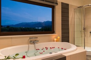 Luxury Villa, Multiple Beds, Non Smoking, Sea View | Deep-soaking bathtub - Villa Silvia (Chania)