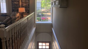 Una escalera con vistas a un jardín a través de una ventana.