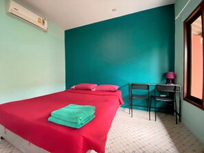 基础客房 | 办公桌、遮光窗帘、隔音、免费 WiFi