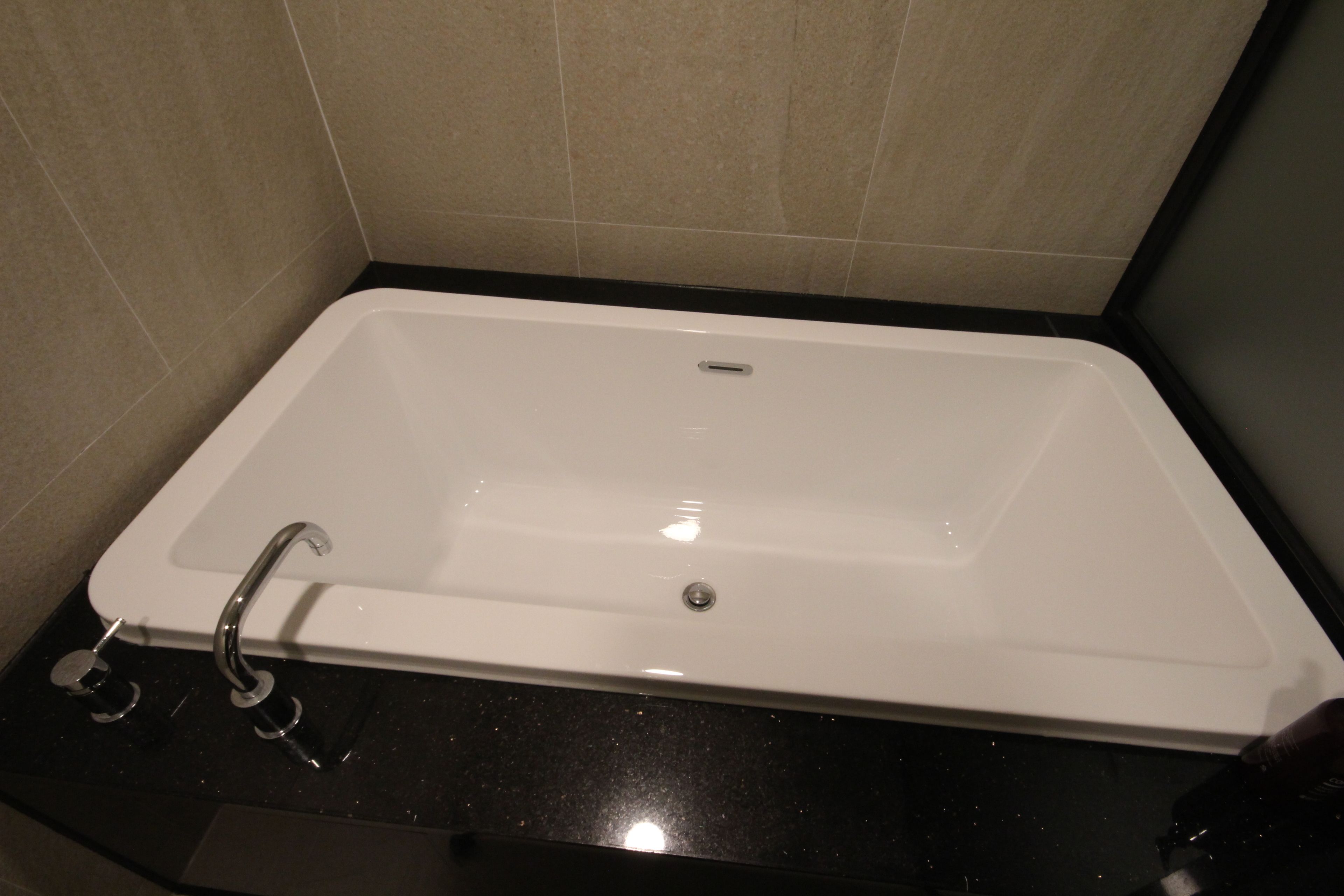 deluxe twin room | deep-soaking bathtub